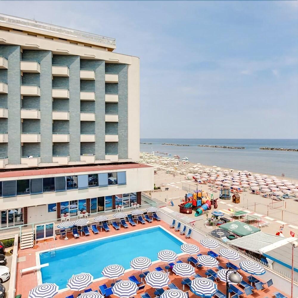 Hotel Majestic Беллария-Иджеа-Марина Экстерьер фото